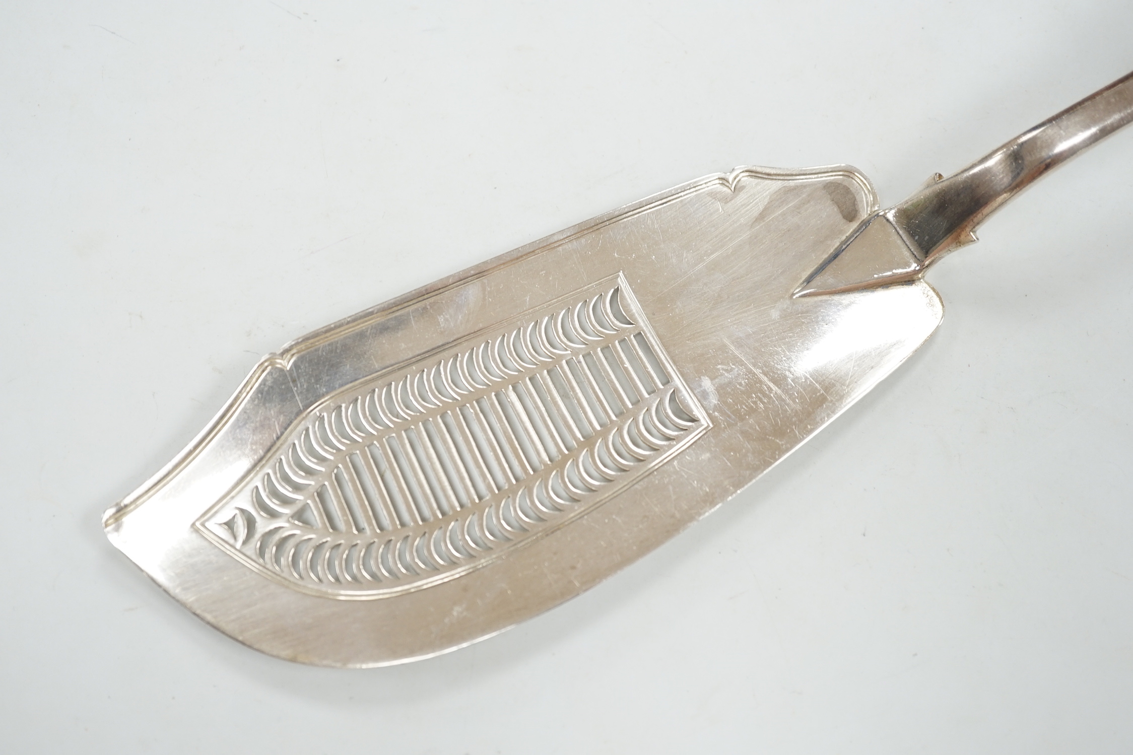 A George IV silver fiddle pattern fish slice, William Knight II, London, 1820, 4.7oz.